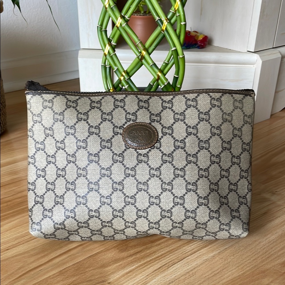 🚨GUCCI PLUS🚨 Vintage tan + brown monogram pouch everyday or travel bag